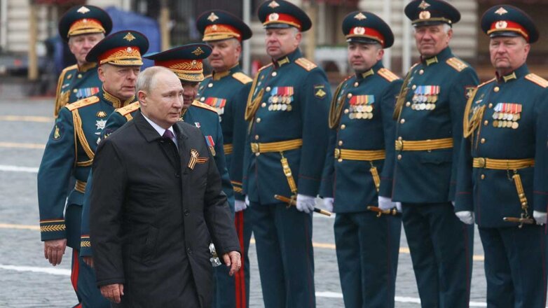 Владимир Путин идет по Красной площади 9 мая 2021 года