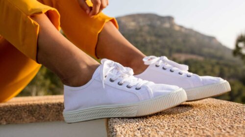 Как отмыть белые кеды: обувь, которую легко деформировать и испачкать