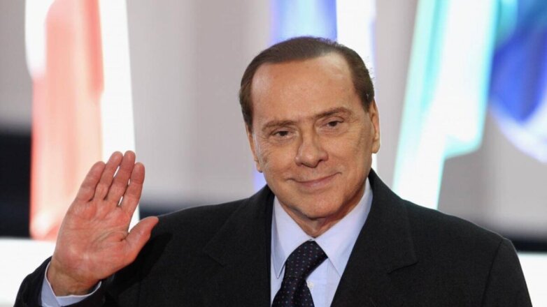 859515 Берлускони машет рукой