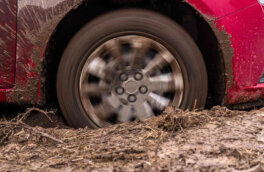 Выход есть: как вытащить застрявший в грязи автомобиль своими силами