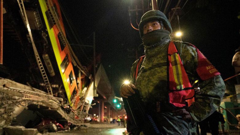 Причину обрушения метромоста в Мехико назвали власти города