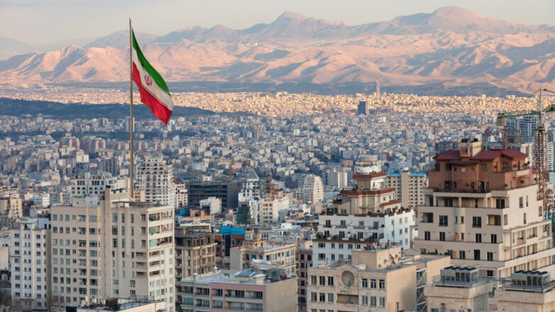 866631 Тегеран Иран флаги
