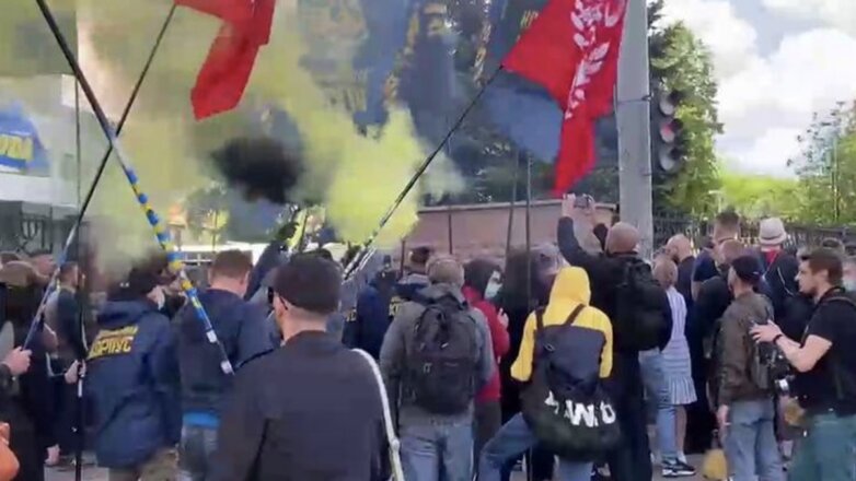 В Киеве подрались националисты и сторонники Медведчука