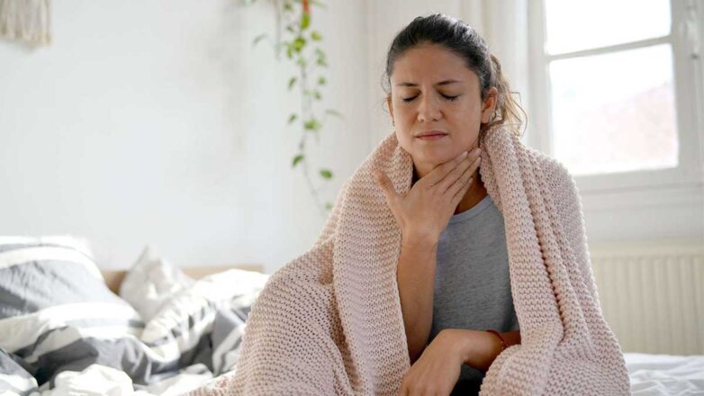 863617 женщина дома на кровати болит горло sore throat at home