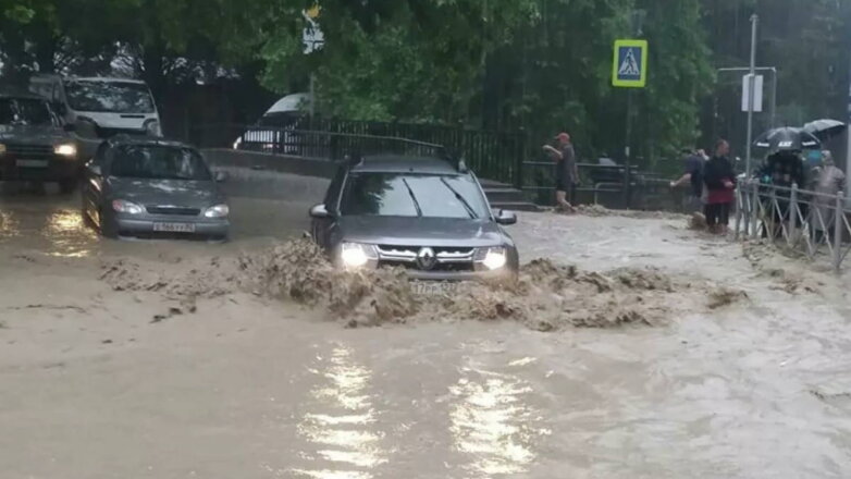 ОМОН Росгвардии начал помогать жертвам потопа в Ялте