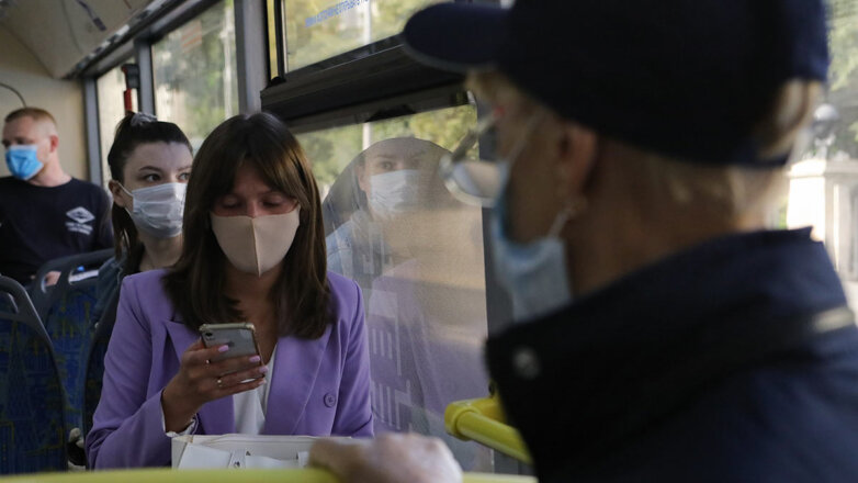 Люди в автобусе в масках общественный транспорт коронавирус