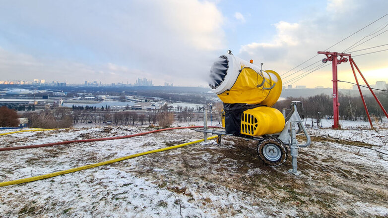 Оснежение горнолыжного склона генератором снега на Крылатских холмах