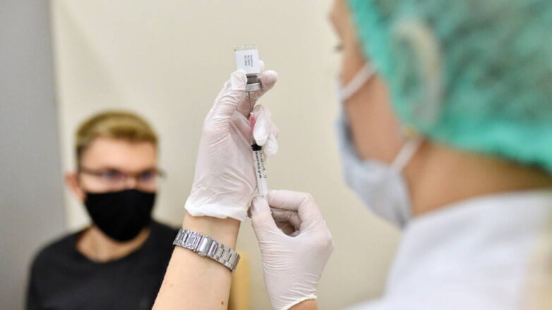 Обязательную вакцинацию ввели в восьмом регионе России