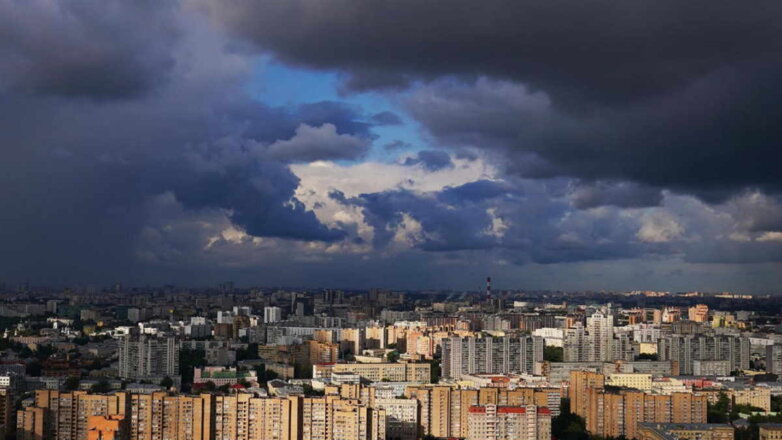 "Желтый" уровень погодной опасности ввели в Москве из-за грозы и ветра