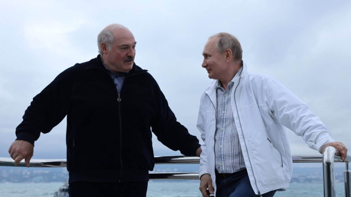 Лукашенко заявил, что обсуждал с Путиным открытие авиасообщения с Крымом