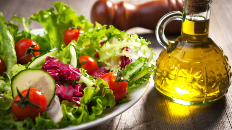 Чем заправлять салат для улучшения здоровья: советы диетолога