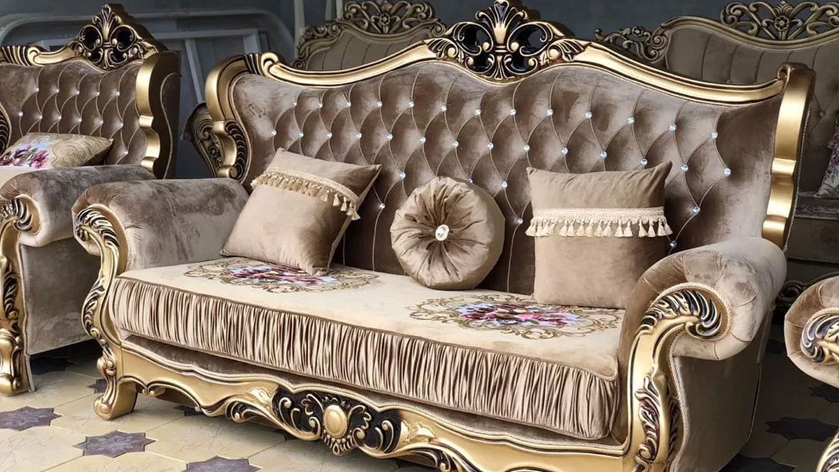 Устаревшие диваны: с богатым декором
