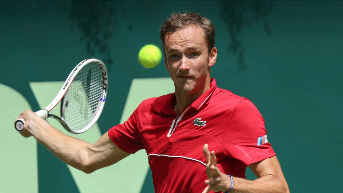 Медведев выиграл первый в карьере турнир на травяном покрытии