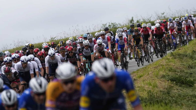 Фанатка вызвала массовое падение велосипедистов на старте Tour de France