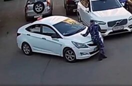 Поездка нетрезвого таксиста в Петербурге с "пассажиром" на капоте попала на видео
