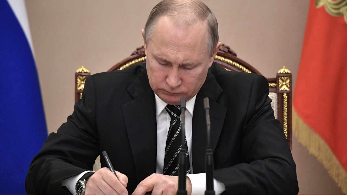 О моратории для должников, оружии и кредитах регионам. Какие законы подписал Путин 28 июня