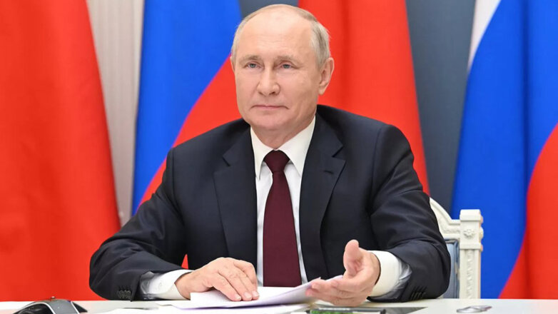 Владимир Путин держит в руках документы