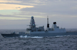 Инцидент с британским эсминцем Defender вызвал спор дипломатов