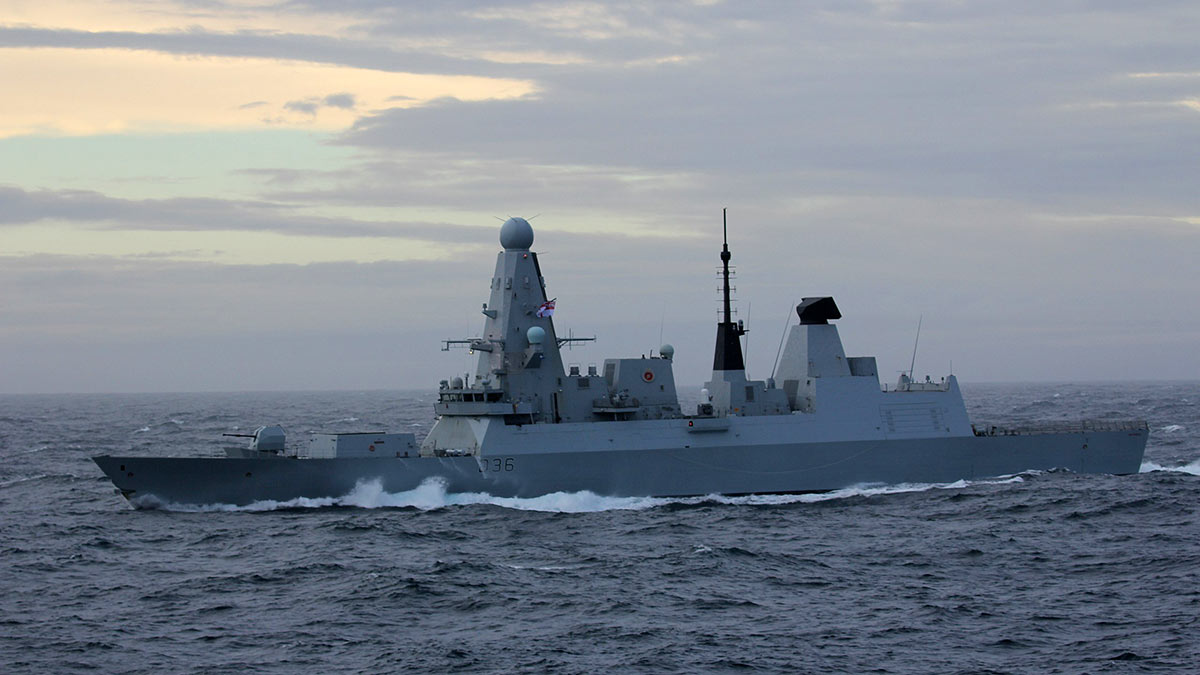 Инцидент с британским эсминцем Defender вызвал спор дипломатов
