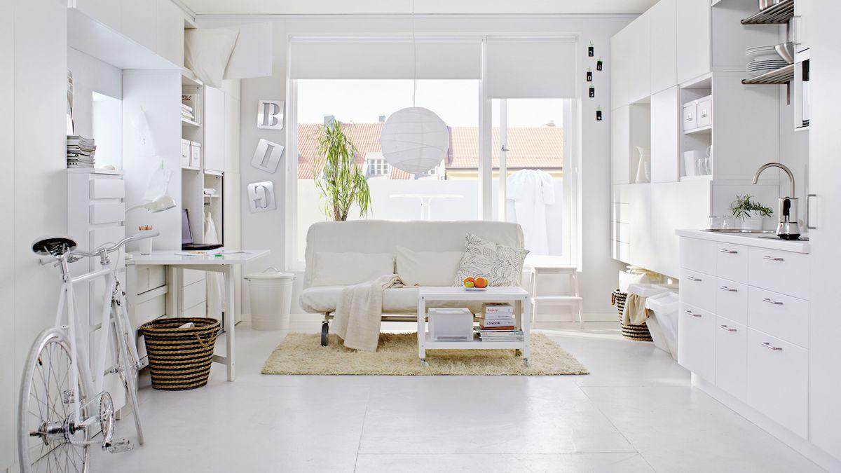 Белая мебель в интерьере квартиры студии