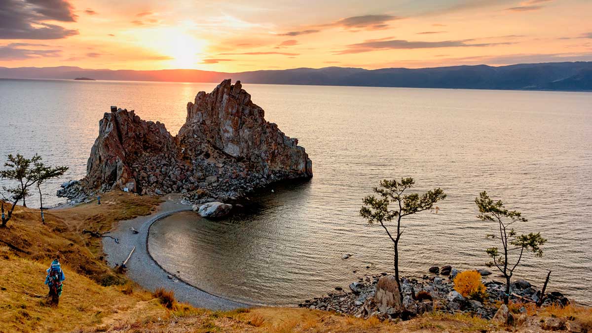 Байкал - одно из самых известных озер в России. По форме оно напоминает полумесяц, а располагается на юго-востоке страны и представляет собой одно из крупнейших мировых озер с кристально чистой водой. По глубине Байкал также занимает первые позиции в рейтинге озер. Многие животные и растения, встречающиеся рядом с озером, больше не водятся нигде.