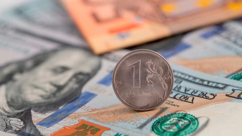 Курс доллара на Мосбирже поднялся до 96 рублей, евро – выше 106 рублей