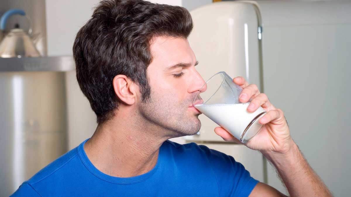 Можно ли пить молоко после 30 лет, рассказал диетолог