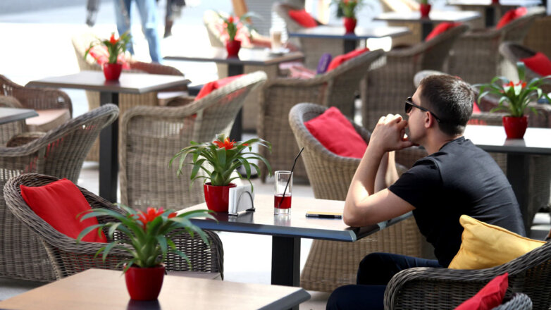 Ресторанам и кафе Москвы рекомендовали закрыть летние веранды из-за непогоды