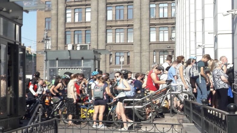 У петербургского вокзала из-за COVID-ограничений собралась толпа людей