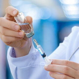 Клинические испытания вакцины от рака планируют начать в России к середине 2025 года