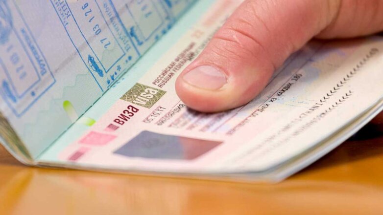 Иностранцы смогут получать полугодовую визу в России при наличии брони в отеле