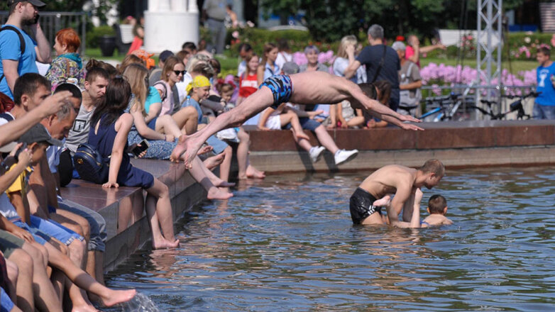 жара люди фонтан купаются