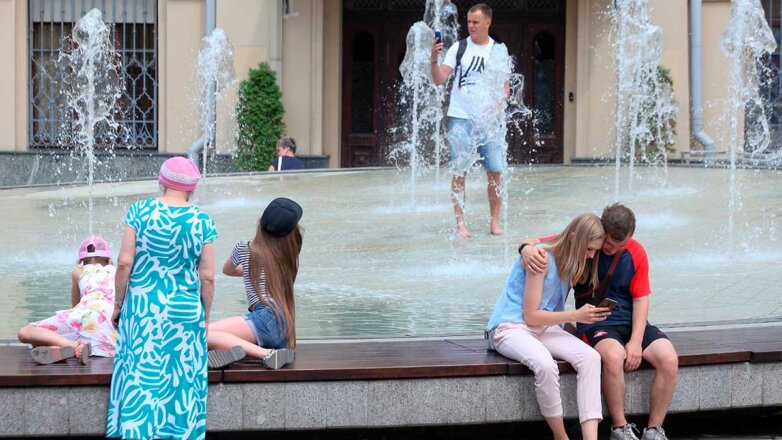 жаркая погода в Москве фонтан люди вода