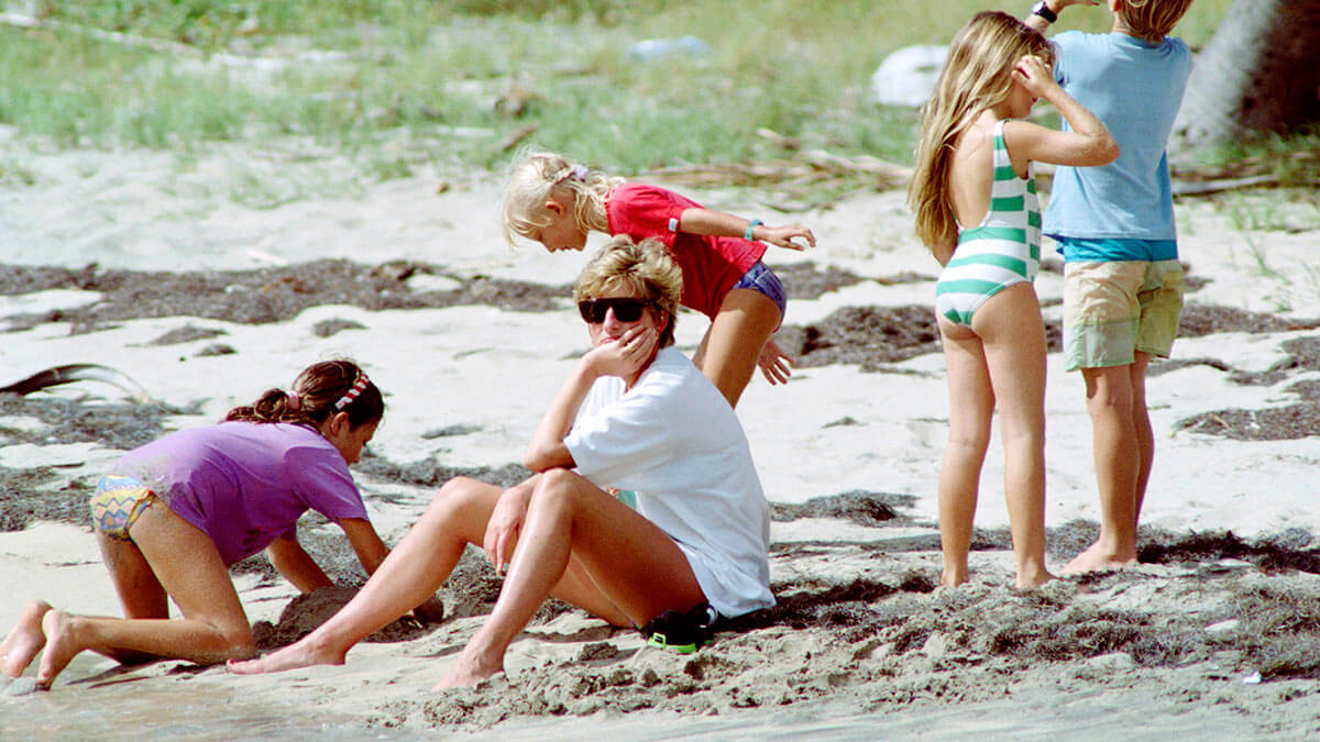 Принцесса Диана отдыхает на пляже с детьми