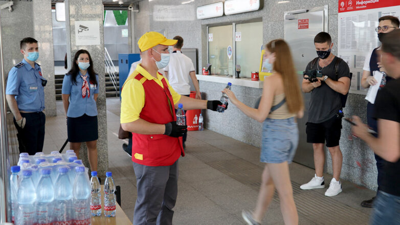В московском метро и на МЦК начали раздавать воду из-за жары