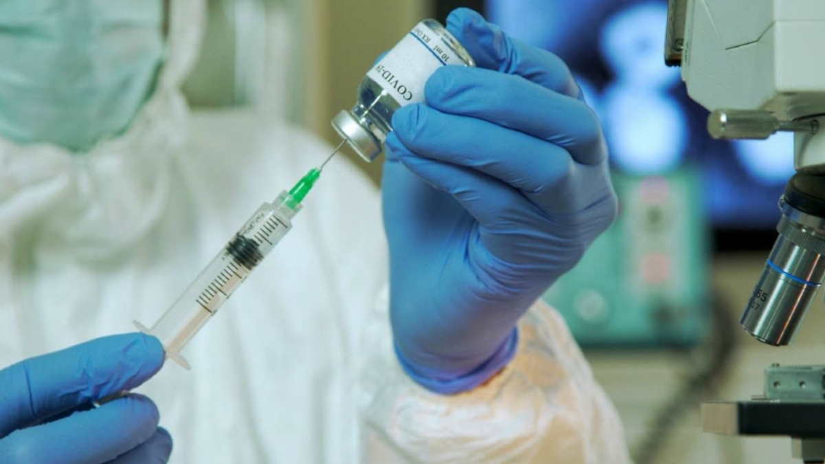 Информацию о смертях из-за прививок от коронавируса опровергли в Санкт-Петербурге