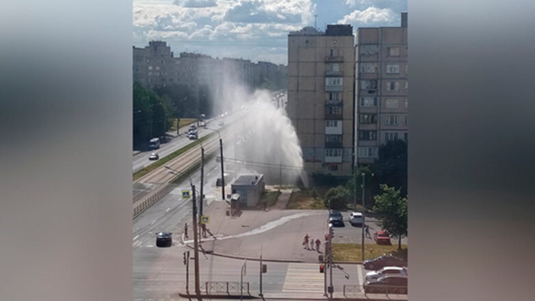 Фонтан воды забил на одной из улиц Петербурга из-за прорыва трубы