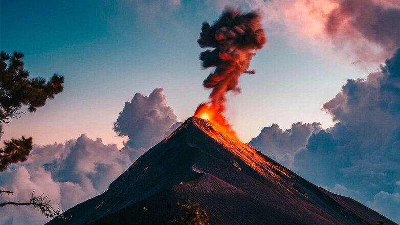 сонник извержение вулкана вдалеке