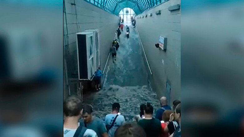 В Киеве ливень затопил вестибюли двух станций метро
