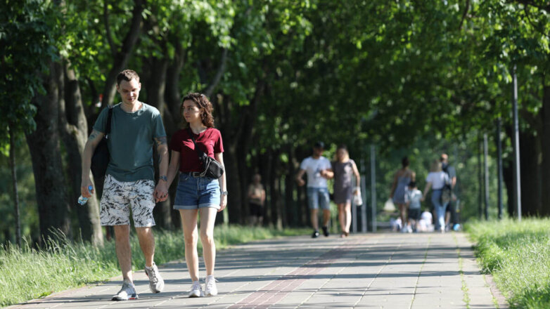 Люди гуляют в парке Москва