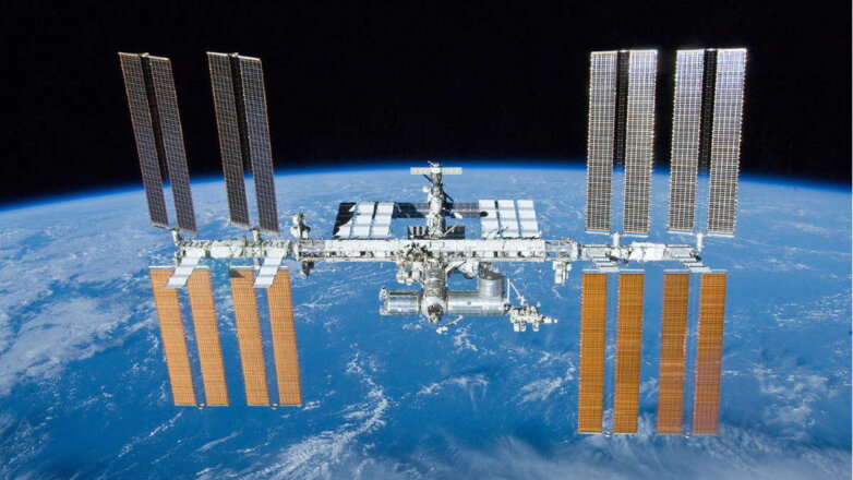 Для подготовки к старту "Союза" с российской съемочной группой поднимут орбиту МКС