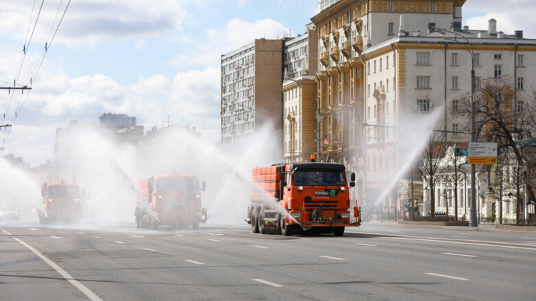 Машины поливают дорогу вода Москва
