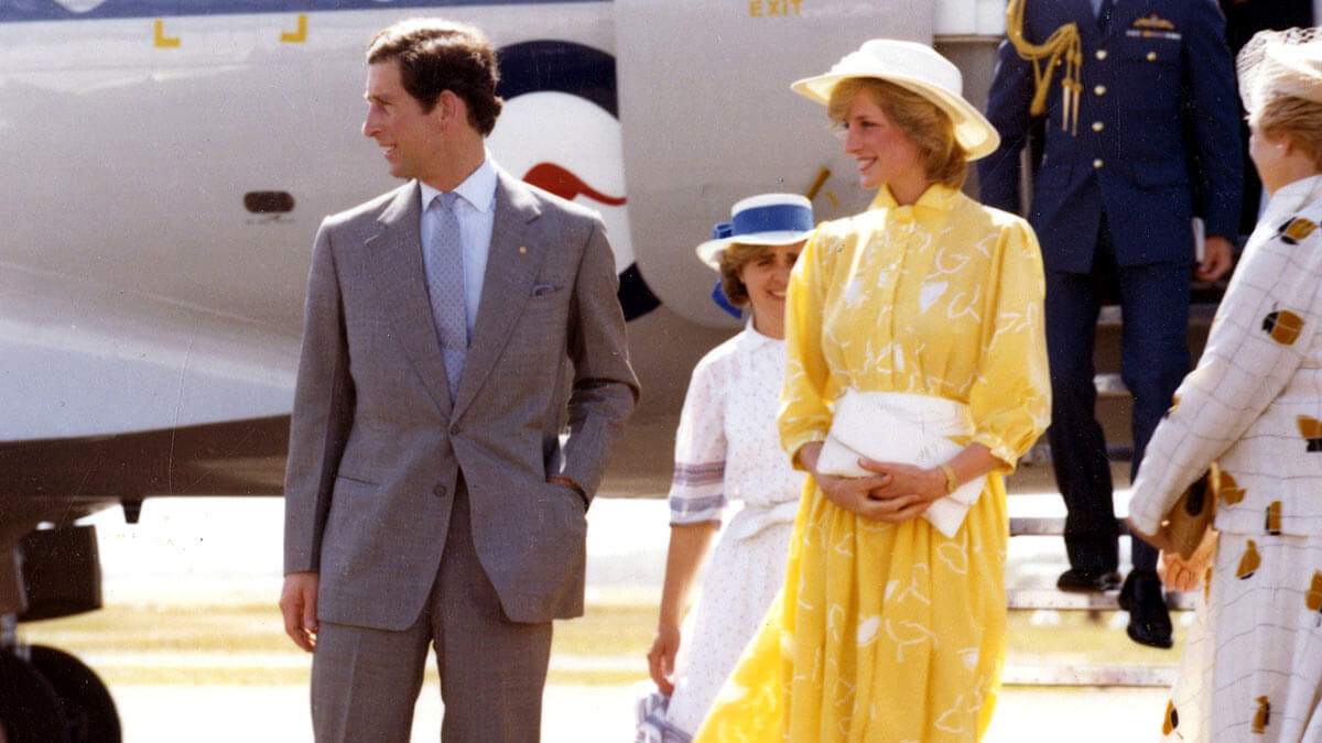 Принц Чарльз и принцесса Диана выходят из самолета во время зарубежной поездки