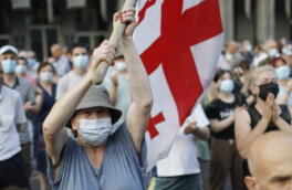 Более 200 митингующих в Тбилиси направились к офису правящей партии