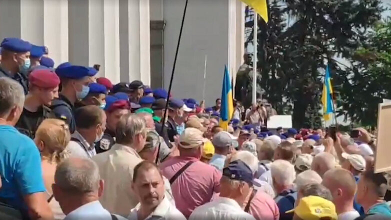В Киеве произошли столкновения протестующих пенсионеров с полицией