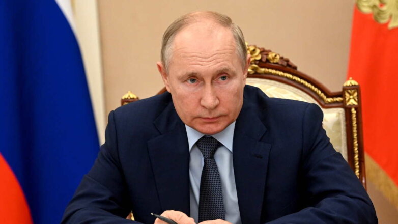 Путин поручил предотвратить падение доходов малообеспеченных граждан