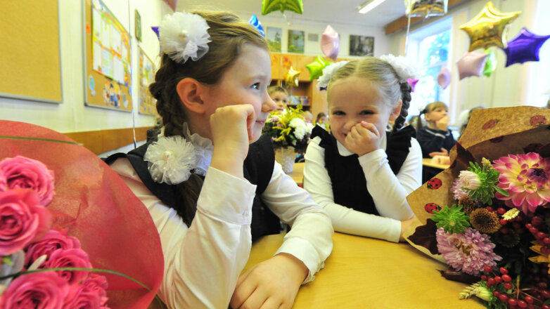 Более 200 млрд рублей на выплаты для школьников выделило правительство