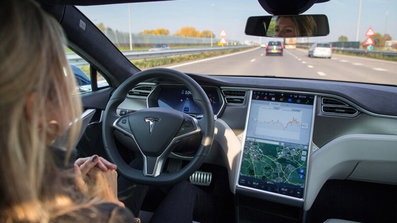 Tesla запустила подписку на "полный автопилот"