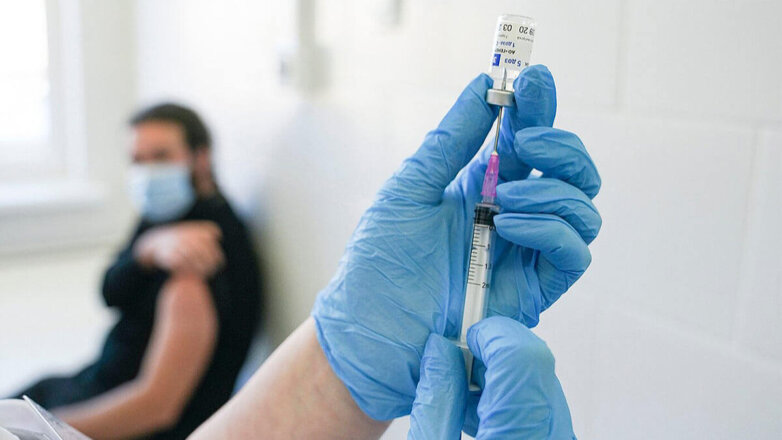 Эффективность "Спутника V" против новых штаммов коронавируса оценил журнал Vaccines