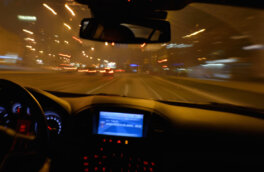 Ночью за рулем: опытные водители поделились советами для безопасного вождения